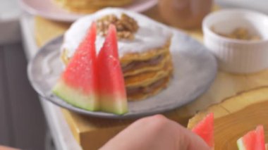 Juicy karpuz ve ceviz ile Amerikan gözleme dekorasyon