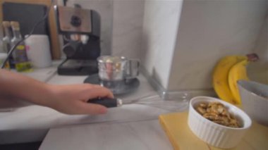 Yumurtayı bir çırpıyla kırıyorsun. Krep yapmak.