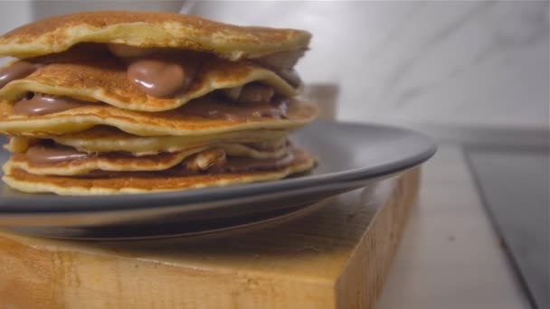 Διακόσμηση και εξάπλωση με σοκολάτα αμερικάνικες τηγανίτες — Αρχείο Βίντεο