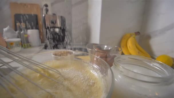 Σπάμε ένα μίγμα για τηγανίτες με σύρμα. φτιάχνοντας τηγανίτες. — Αρχείο Βίντεο