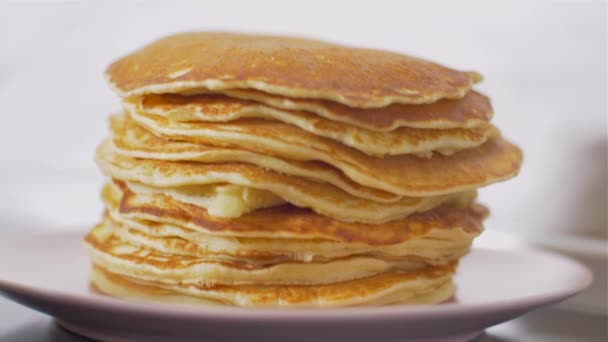 Decorating and spreading with chocolate of American pancakes — Stock Video
