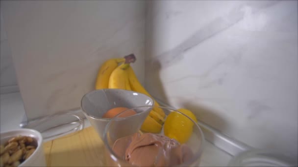 Выливать сахар в стеклянную миску. приготовление блинов . — стоковое видео