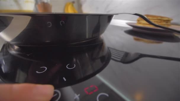 Inclusion of an induction cooker. Making American pancakes in a hot pan — Stock Video