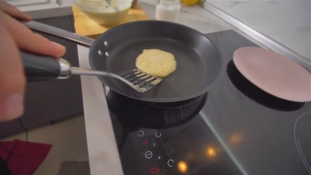 Fazendo panquecas americanas em uma panela quente — Vídeo de Stock