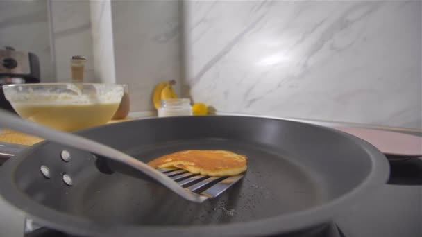 Φτιάχνοντας αμερικάνικες τηγανίτες σε ένα καυτό τηγάνι — Αρχείο Βίντεο