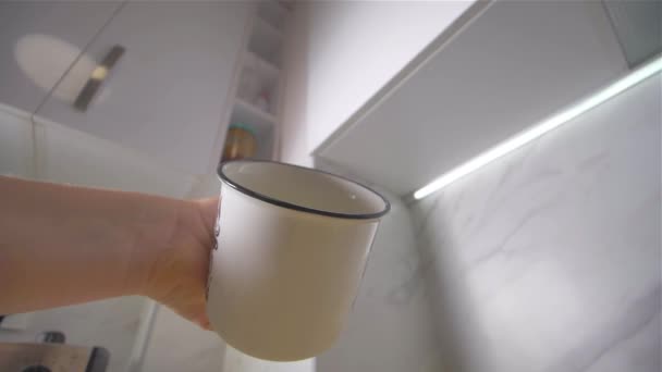 Giet melk in een glazen kom. Pannenkoeken maken. — Stockvideo