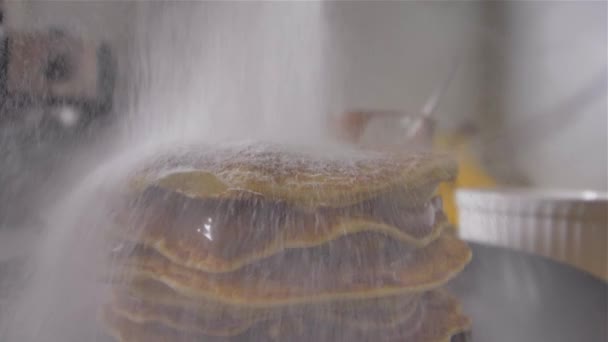 Stänk amerikanska pannkakor med strösocker — Stockvideo