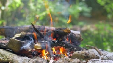 Ocakta yüksek yanan ateş. Açık ızgara. Piknik