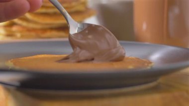 Dekorasyon ve Amerikan krep çikolata ile yayılan