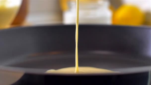 Faire des crêpes américaines dans une poêle chaude — Video