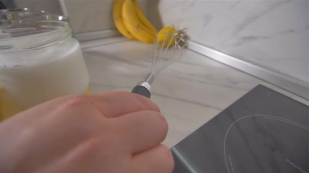 Breaking a blend for pancakes whisk. making pancakes. — Stock Video