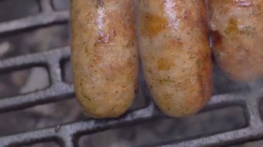 doğada üst görünümde ızgara sosis