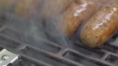 doğada üst görünümde ızgara sosis