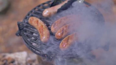doğada üst görünümde ızgara sosis