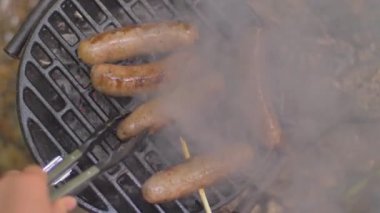 doğada üst görünümde ızgara sosis