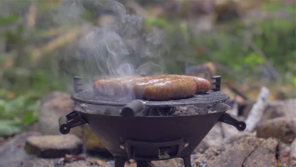 烤香肠在自然烹饪 — 图库视频影像