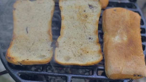 Pão em uma cozinha de grelha — Vídeo de Stock