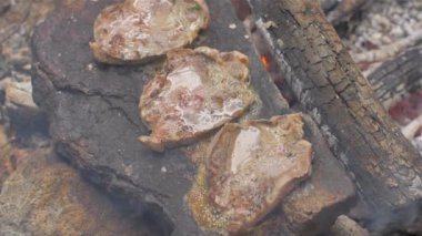 ateş taş üzerinde kavurma et