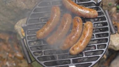doğada üst görünümde ızgara sosis