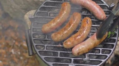 doğada üst görünümde ızgara sosis