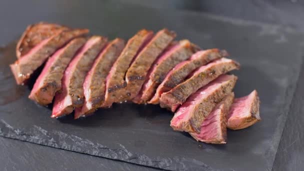 Нарізаний яловичий стейк середній кулінарний — стокове відео