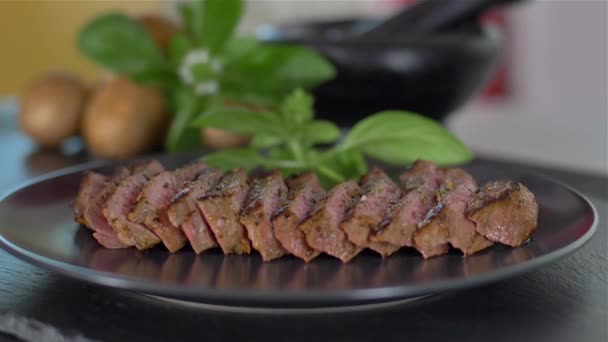 Plátky hovězího steak střední kulinářské — Stock video