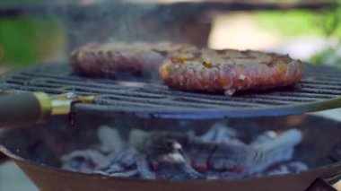 Izgara da ev yapımı burger , yavaş çekim