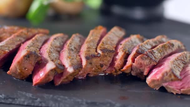 Dilimlenmiş biftek orta mutfak — Stok video