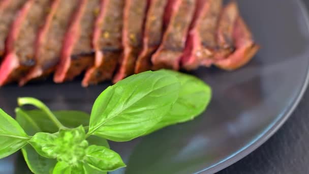 Plátky hovězího steak střední kulinářské — Stock video