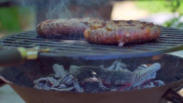 グリルの自家製ハンバーガー、スローモーション — ストック動画