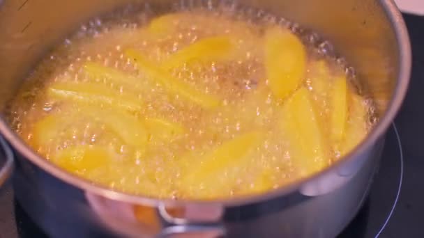 Batatas de ato de fritar em um pote câmera lenta — Vídeo de Stock
