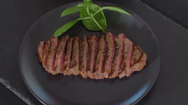 Нарезанный говяжий стейк средней кухни — стоковое видео