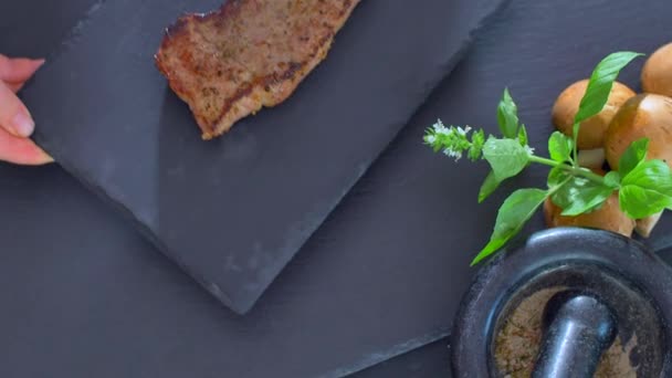 Szeletelt marhahús steak késsel — Stock videók