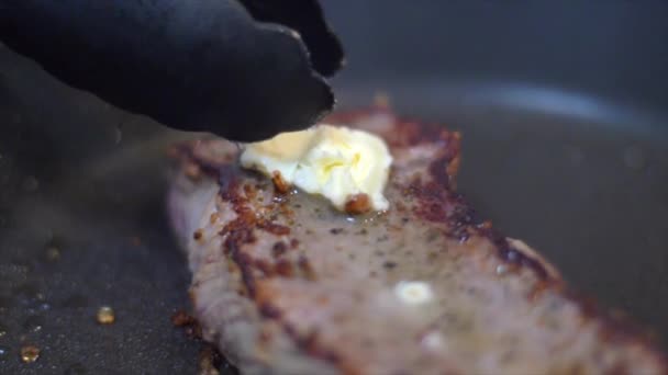Sığır eti biftek tavada kızartma — Stok video