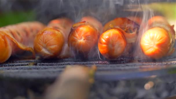 Salsiccia alla griglia con pancetta. Salsicce con pancetta fritta alla griglia — Video Stock