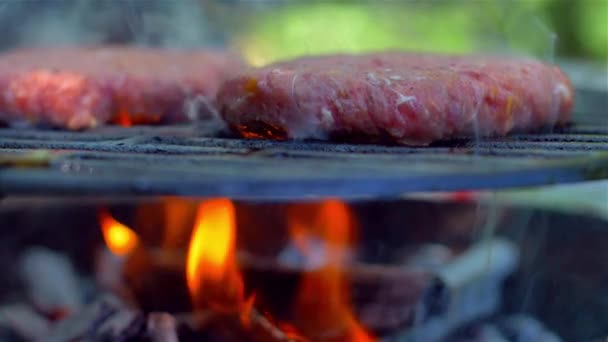 Hemlagad hamburgare på grill, slow motion — Stockvideo