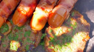 Pastırmalı ızgara sosis. Izgara da kızarmış pastırma ile Sosis