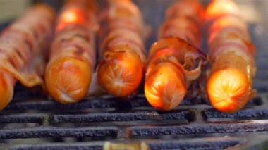 Pastırmalı ızgara sosis. Izgara da kızarmış pastırma ile Sosis