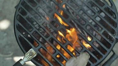 Yakın çekim ateşte barbekü, ızgara