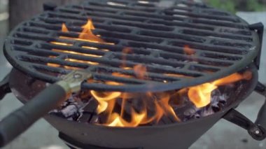 Yakın çekim ateşte barbekü, ızgara