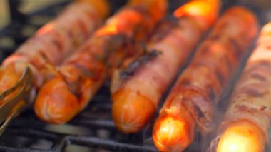 Pastırmalı ızgara sosis. Izgara da kızarmış pastırma ile Sosis