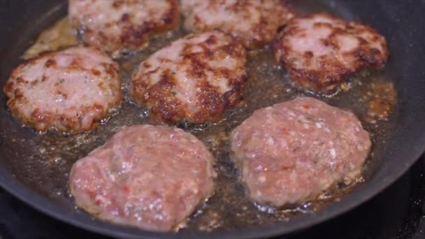 Prăjirea chifteluțelor în pan slow motion food — Videoclip de stoc