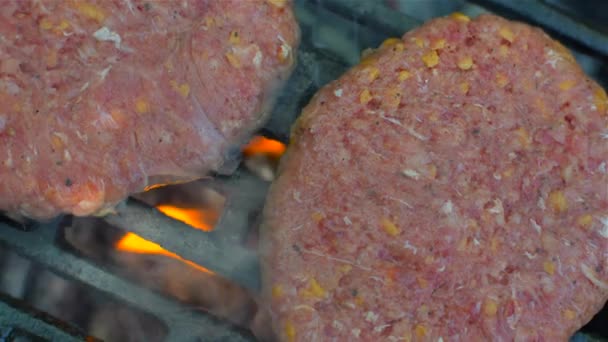 Hambúrguer caseiro em uma grelha, câmera lenta — Vídeo de Stock