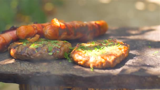 Grillad korv med bacon. Korv med bacon stekt på grillen — Stockvideo