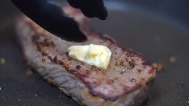 Freír carne de res en una sartén — Vídeos de Stock