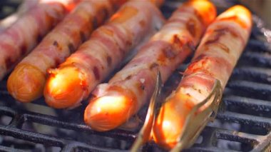 Pastırmalı ızgara sosis. Izgara da kızarmış pastırma ile Sosis
