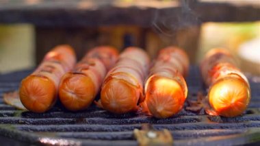 Pastırmalı ızgara sosis. Izgara da kızarmış pastırma ile Sosis