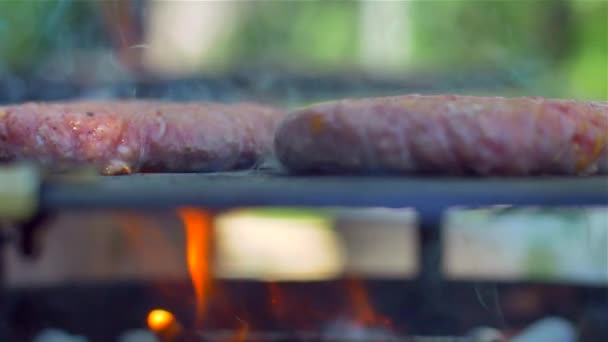 Házi Burger egy grill, lassított — Stock videók