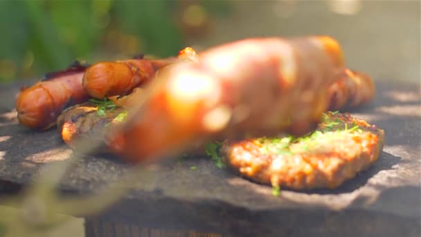 Salchicha a la parrilla con tocino. Embutidos con tocino frito en la parrilla — Vídeos de Stock