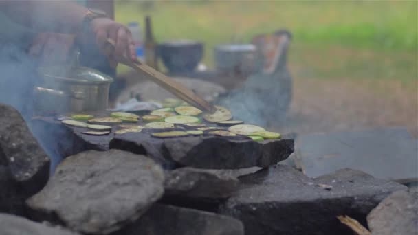 Баклажаны на горячей пластины замедленного движения пищи — стоковое видео